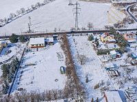 Rodinný dům, 135m2, zahrada 3 522m2, Píšťany, okr.Litoměřice - Zimní vesnice a zasněžené zahrady.jpg