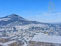 Rodinný dům, 135m2, zahrada 3 522m2, Píšťany, okr.Litoměřice - Zimní vesnice pod zasněženým kopcem.jpg