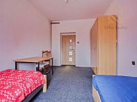 Prodej, byt, 3+1, 89m2, ul. Pražská, Hořovice - Úhledný studentský pokoj s dřevěným nábytkem.jpg