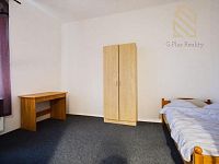 Prodej, byt, 3kk, 89m2, ul. Pražská, Hořovice - Minimalist pokoj s přírodním nábytkem.jpg