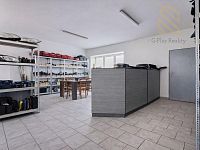 Veltěže – funkční autoservis 225 m2 , celý  objekt 1326 m2 , v Obci  Veltěže, okres Louny - Pracovní dílna s automobilovými díly.jpg