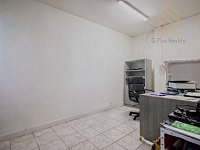 Veltěže – funkční autoservis 225 m2 , celý  objekt 1326 m2 , v Obci  Veltěže, okres Louny - Prázdná kancelář po odstranění panelů.jpg