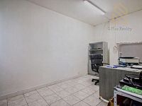 Veltěže – funkční autoservis 225 m2 , celý  objekt 1326 m2 , v Obci  Veltěže, okres Louny - Prázdná kancelář po odstranění panelů.jpg