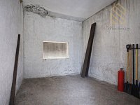 Veltěže – funkční autoservis 225 m2 , celý  objekt 1326 m2 , v Obci  Veltěže, okres Louny - Prázdná skladová místnost s nářadím.jpg