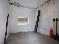 Veltěže – funkční autoservis 225 m2 , celý  objekt 1326 m2 , v Obci  Veltěže, okres Louny - Prázdná skladová místnost s nářadím.jpg