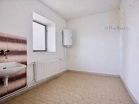 Veltěže – funkční autoservis 225 m2 , celý  objekt 1326 m2 , v Obci  Veltěže, okres Louny - Údržbová místnost s bílým umyvadlem.jpg