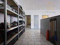 Veltěže – funkční autoservis 225 m2 , celý  objekt 1326 m2 , v Obci  Veltěže, okres Louny - Úhled na uklizenou dílnu s policemi.jpg