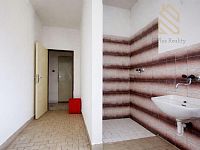 Veltěže – funkční autoservis 225 m2 , celý  objekt 1326 m2 , v Obci  Veltěže, okres Louny - Útulná pomocná místnost s dlaždicemi.jpg