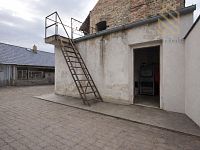 Veltěže – funkční autoservis 225 m2 , celý  objekt 1326 m2 , v Obci  Veltěže, okres Louny - Zahradní dvůr s opotřebovanými paversami.jpg