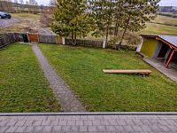 Prodej, rodinný dům 270m2, pozemek 2444m2, Dobkovičky, Velemín, - Zahrada s cihlovým chodníkem a lavicí.jpg