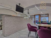 Prodej obchodu, 55 m2, ul. Pivovarská, Louny - Moderní kavárna s elegantními křesly.jpg