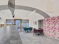 Prodej obchodu, 55 m2, ul. Pivovarská, Louny - Moderní kavárna s květinovou stěnou.jpg