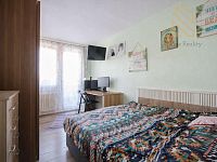 Prodej, Byt 3+kk,51m2,s lodžií ulice Kojetická -Neratovice - Útulná ložnice s barevným dekorem.jpg