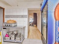 Přenechání zavedeného bistra 180m2, Masarykova- Litoměřice - Úhledná komerční kuchyně s grilem.jpg