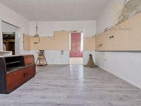 Prodej, vícegeneračního domu 420m2,pozemek 46m2,s terasou,Kostelec Nad Labem - Nezastavěná kuchyň s vintage nábytkem.jpg