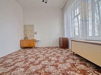 Prodej, vícegeneračního domu 420m2,pozemek 46m2,s terasou,Kostelec Nad Labem - Prázdný obývací pokoj s kobercem.jpg