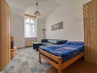 Prodej, vícegeneračního domu 420m2,pozemek 46m2,s terasou,Kostelec Nad Labem - Světelný pokoj s vintage nábytkem.jpg