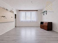 Prodej, vícegeneračního domu 420m2,pozemek 46m2,s terasou,Kostelec Nad Labem - Světle šedá podlaha a výhled z okna.jpg