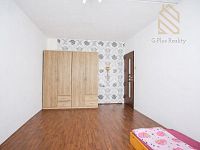 Prodej byt, 4+kk, 90 m2, ul. Dvořákova - Minimalist ložnice s bílými stěnami.jpg