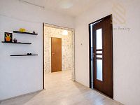 Prodej byt, 4+kk, 90 m2, ul. Dvořákova - Moderní chodba s dekorativními policemi.jpg