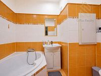 Prodej, byt, 3+1, 59m2 ul. Jiřího z Poděbrad, Děčín - Koupelna s oranžovými dlaždicemi.jpg