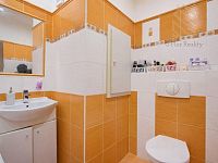Prodej, byt, 3+1, 59m2 ul. Jiřího z Poděbrad, Děčín - Prázdná koupelna s oranžovými obklady.jpg