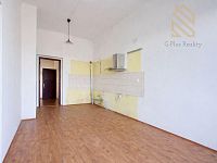 Prodej, rodinný dům 334 m2, pozemek 1515m2, Radovesice - Prázdná kuchyně s dlaždicemi.jpg