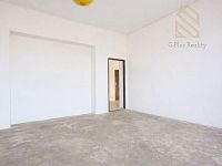 Prodej, rodinný dům 334 m2, pozemek 1515m2, Radovesice - Prázdná místnost s otevřenými dveřmi.jpg