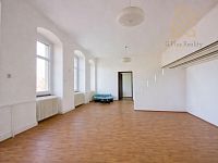 Prodej, rodinný dům 334 m2, pozemek 1515m2, Radovesice - Prostorný pokoj s modrou pohovkou.jpg