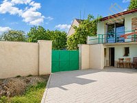 Prodej rodinného domu 3+kk, 90 m², pozemek 331 m², Chraberce - Pohled na dum že dvora