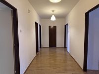 Prostorný 3+1 (100 m²) s balkonem v srdci Vinohrad - 11.jpg