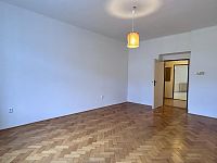 Prostorný 3+1 (100 m²) s balkonem v srdci Vinohrad - 5.jpg