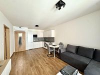 Prodej zařízeného ateliéru 2+kk s lodžií, sklepem a parkováním – Tesla Hloubětín, Praha 9