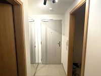 Prodej zařízeného ateliéru 2+kk s lodžií, sklepem a parkováním – Tesla Hloubětín, Praha 9 - 10.jpg