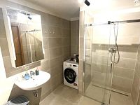 Prodej zařízeného ateliéru 2+kk s lodžií, sklepem a parkováním – Tesla Hloubětín, Praha 9 - 12.jpg