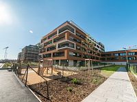Prodej zařízeného ateliéru 2+kk s lodžií, sklepem a parkováním – Tesla Hloubětín, Praha 9 - 17.jpg