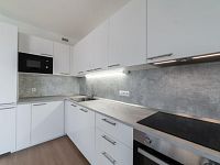 Prodej zařízeného ateliéru 2+kk s lodžií, sklepem a parkováním – Tesla Hloubětín, Praha 9 - 7.jpg