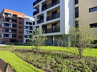 Prodej zařízeného ateliéru 2+kk s lodžií, sklepem a parkováním – Tesla Hloubětín, Praha 9 - 20.jpg