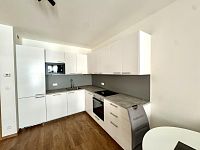 Prodej zařízeného ateliéru 2+kk s lodžií, sklepem a parkováním – Tesla Hloubětín, Praha 9 - 3.jpg