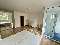 Prostorný byt 2+kk (68 m²) se 2 lodžiemi, garáží a společnou zahradou – Praha 5 (Barrandov) - 6.jpg