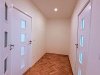 Pronájem bytu 3+1, 78 m², po rekonstrukci, balkon, centrum Mohelnice - chodba mezi pokoji