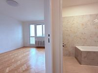 Pronájem bytu 3+1, 78 m², po rekonstrukci, balkon, centrum Mohelnice - pohled na koupelnu a obývací pokoj