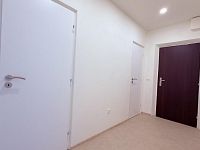 Pronájem bytu 3+1, 78 m², po rekonstrukci, balkon, centrum Mohelnice - vstupní chodba