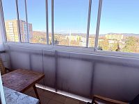 Podnájem 1+1, 54 m², 2 lodžie, krásný výhled, 8. NP – Šumperk, Fibichova - zasklená lodžie - vstup z kuchyně