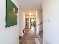 Velkorysý dům s potenciálem vícegeneračního bydlení i rekreace v srdci Velkých Losin - Chodba ve sklepě