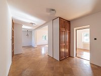 Velkorysý dům s potenciálem vícegeneračního bydlení i rekreace v srdci Velkých Losin - Hala v 1. podlaží