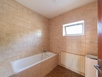 Velkorysý dům s potenciálem vícegeneračního bydlení i rekreace v srdci Velkých Losin - Jedna z koupelen (1. podlaží)