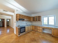 Velkorysý dům s potenciálem vícegeneračního bydlení i rekreace v srdci Velkých Losin - Kuchyně v 1. podlaží