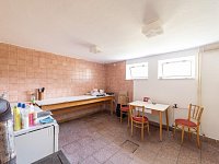 Velkorysý dům s potenciálem vícegeneračního bydlení i rekreace v srdci Velkých Losin - Kuchyně ve sklepě