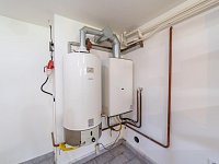 Velkorysý dům s potenciálem vícegeneračního bydlení i rekreace v srdci Velkých Losin - Plynový kotel s boilerem